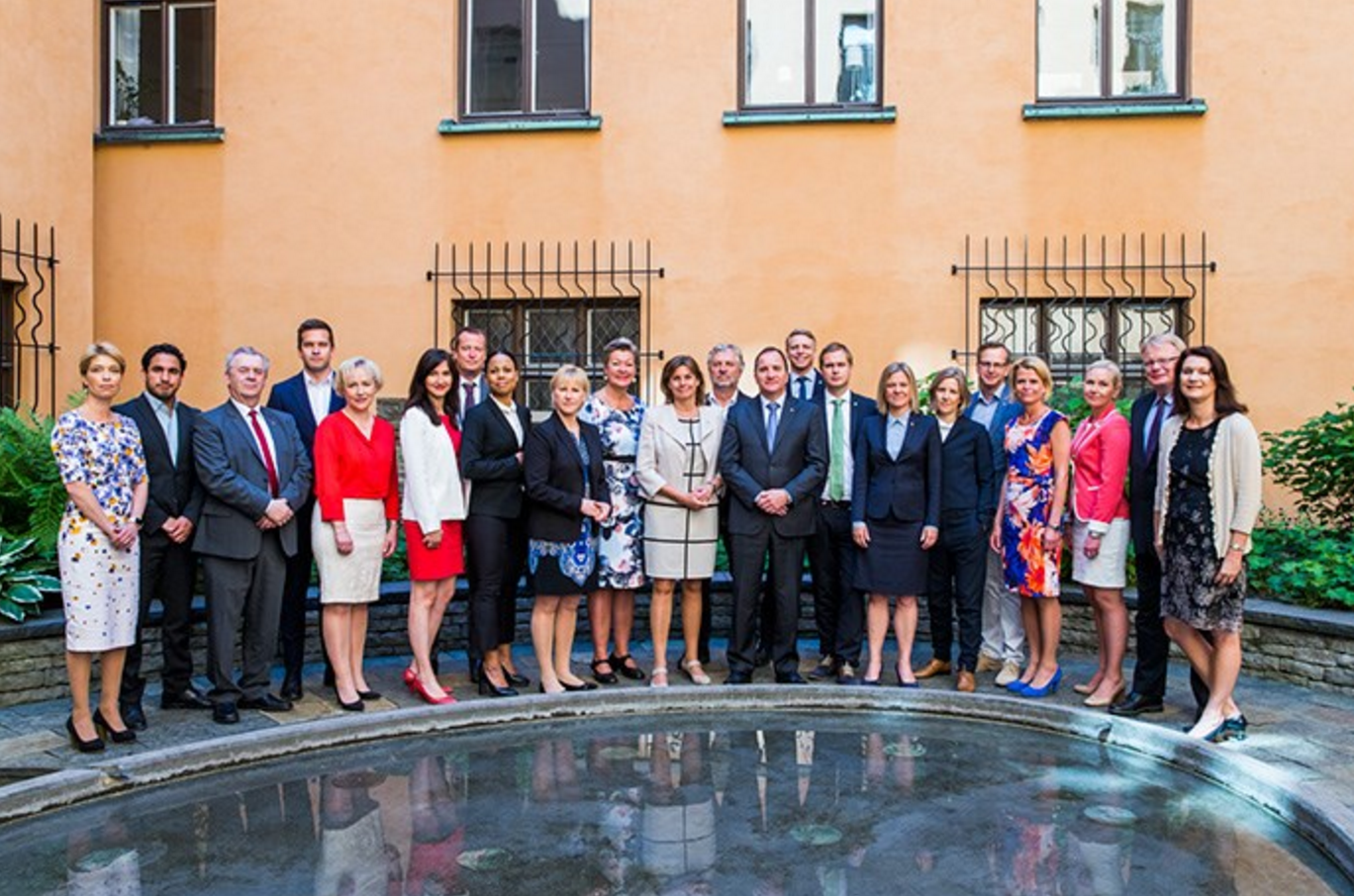 Regeringen uppställda för ett gruppfoto.